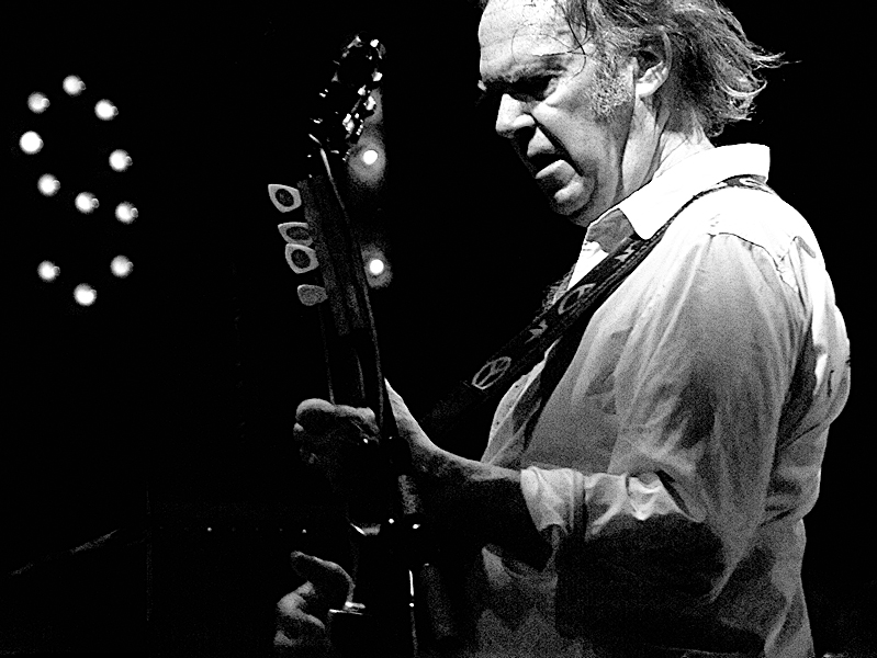 Neil Young Announces 5 Shows With Crazy Horse & Confirms Band Lineup